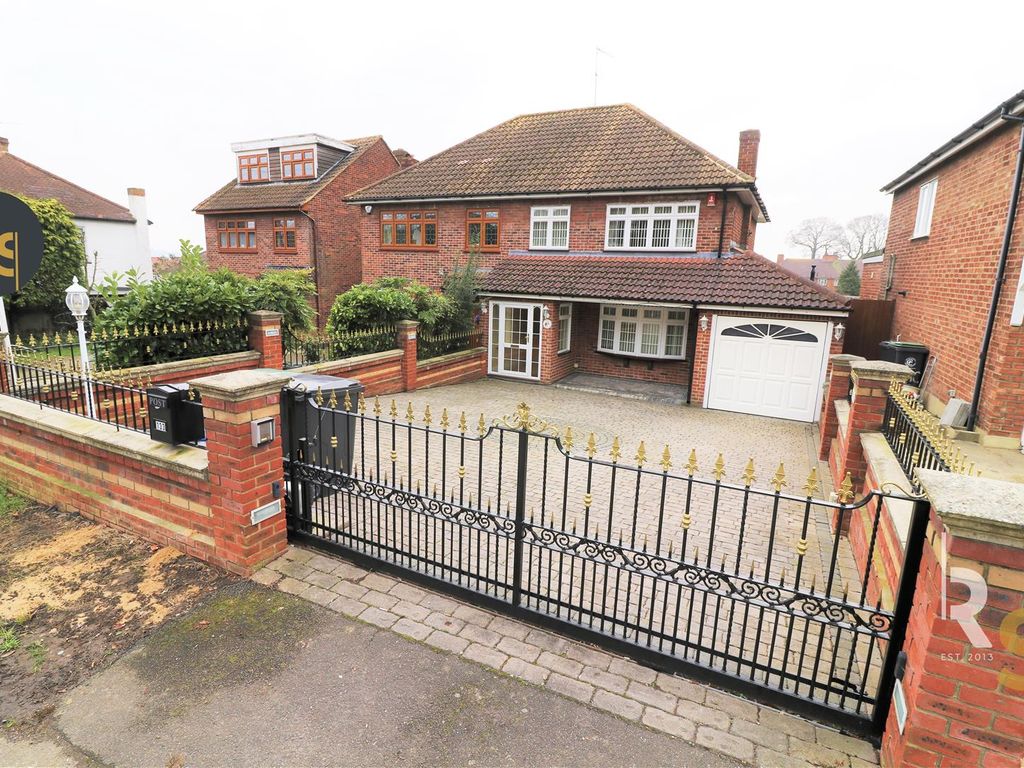 4 bed semidetached house to rent in Englands Lane, Loughton IG10, £