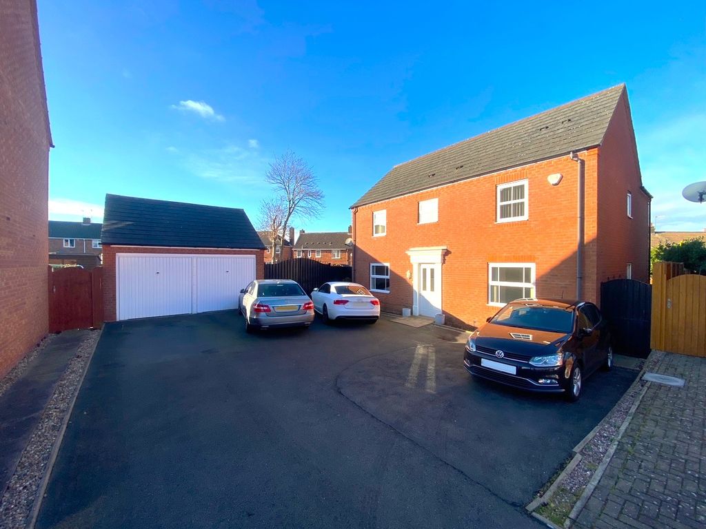 4 bed detached house to rent in Crabtree Close, Lanesfield