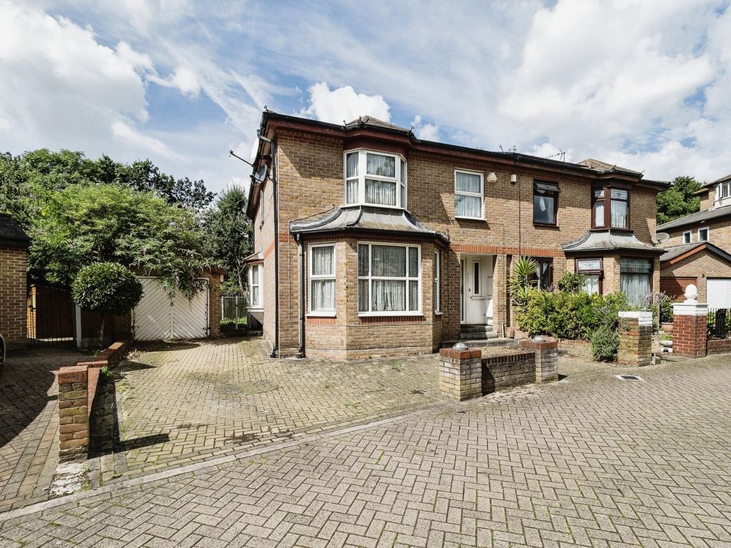 3 bed semidetached house for sale in Robin Crescent, London E6, £