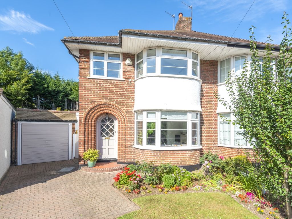3 bed semidetached house for sale in Hawthorn Close, Petts Wood