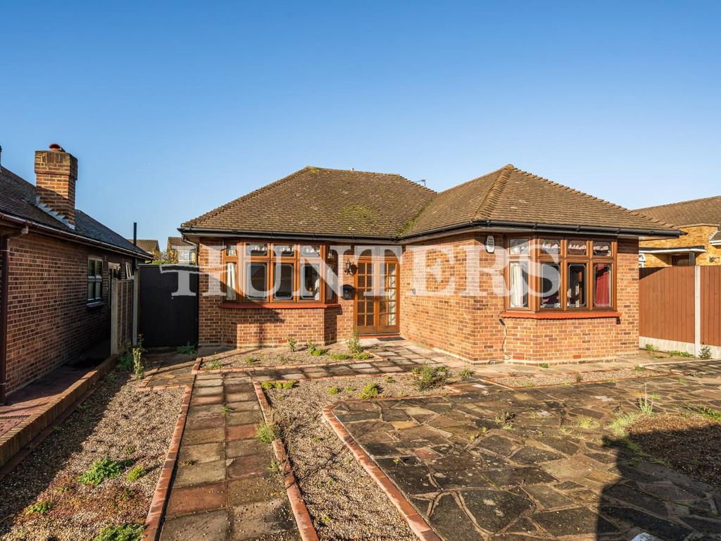2 bed detached bungalow for sale in Suttons Lane, Hornchurch RM12, £