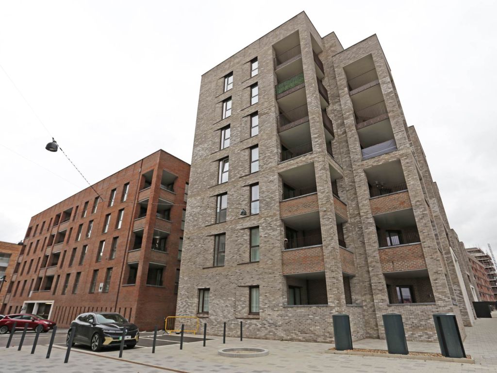 2 bed flat to rent in Kings Hill, Barking, Riverside IG11, £1,800 pcm