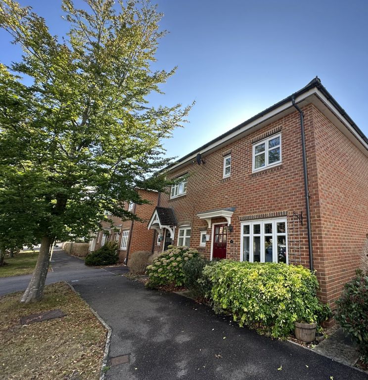 3 bed semidetached house for sale in Chineham Close, Fleet, Hampshire