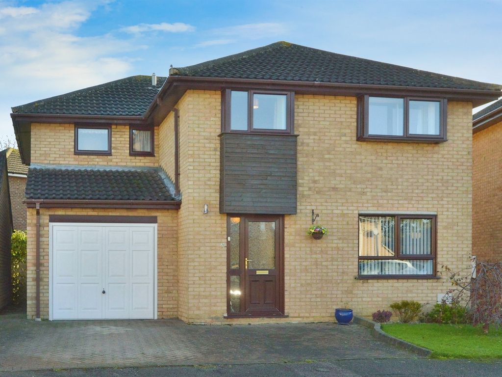 5 bed detached house for sale in Oakridge, Furzton, Milton Keynes MK4