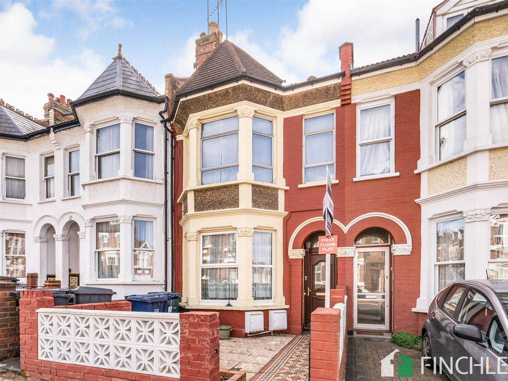 2 bed flat for sale in Elm Park Road, Finchley Central N3, £200,000