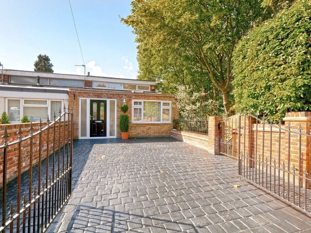 3 bed end terrace house to rent in Mill Road, Strood, Rochester ME2, £