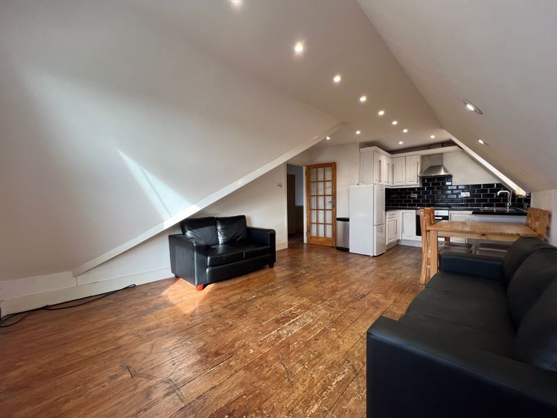 2 bed flat to rent in Bedford Hill, Balham, London SW12, £1,699 pcm