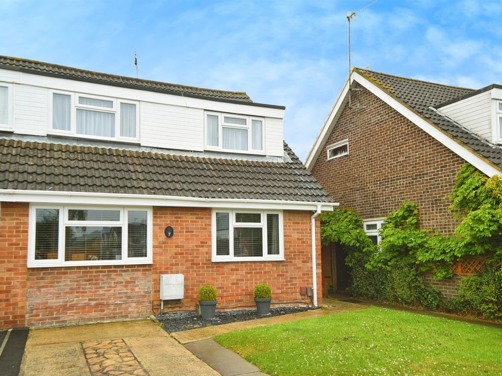 3 bed semidetached house for sale in Centurion Way, Swindon SN3, £