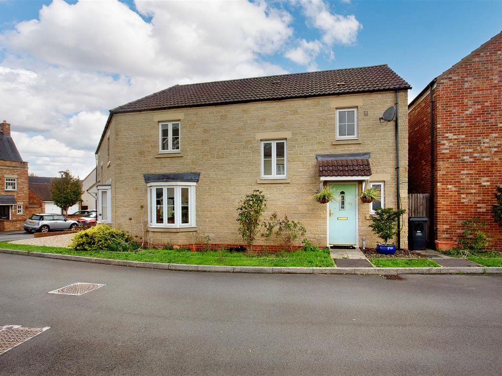 3 bed semidetached house for sale in Winterbourne Road, Swindon SN25