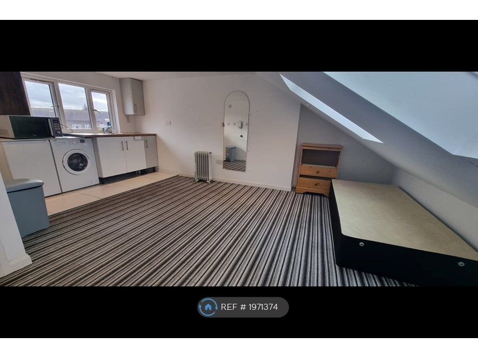 Studio to rent in Tolworth, Surbiton KT6, £950 pcm Zoopla