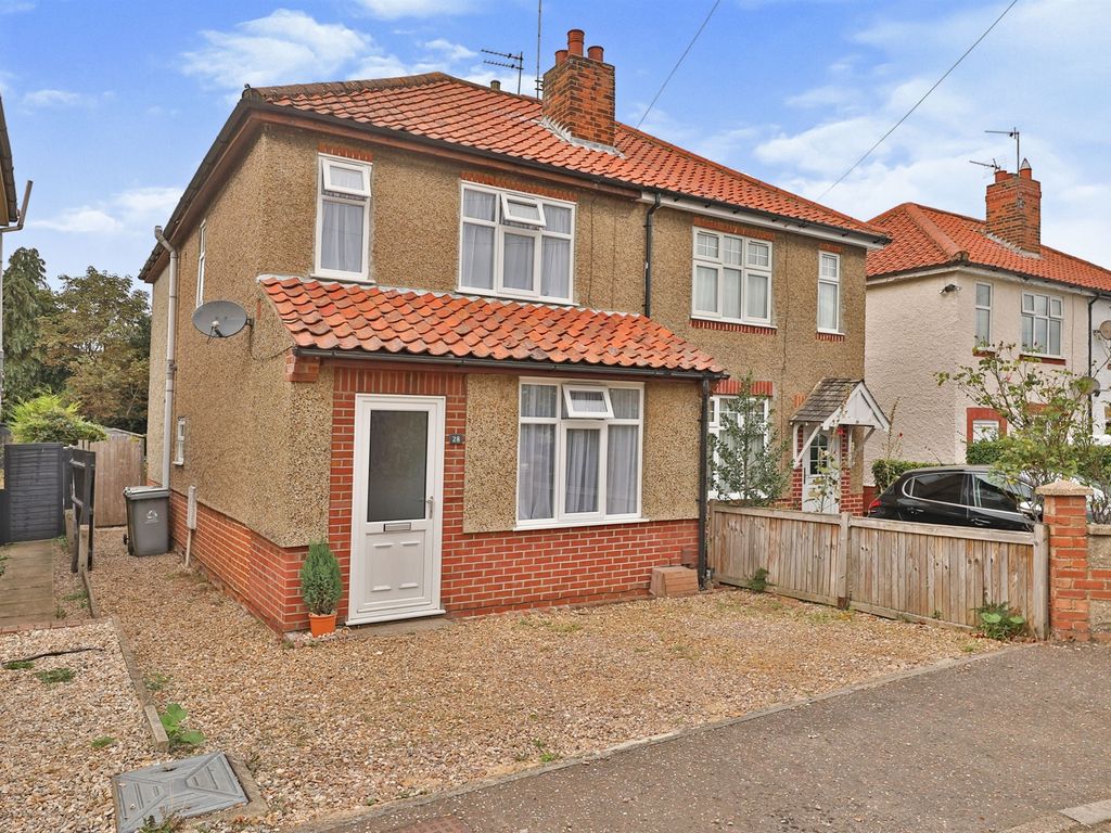 3 bed semidetached house for sale in Blenheim Close, Sprowston