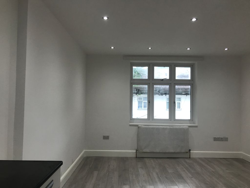 Studio to rent in Cambridge Close, Hounslow TW4, £900 pcm Zoopla