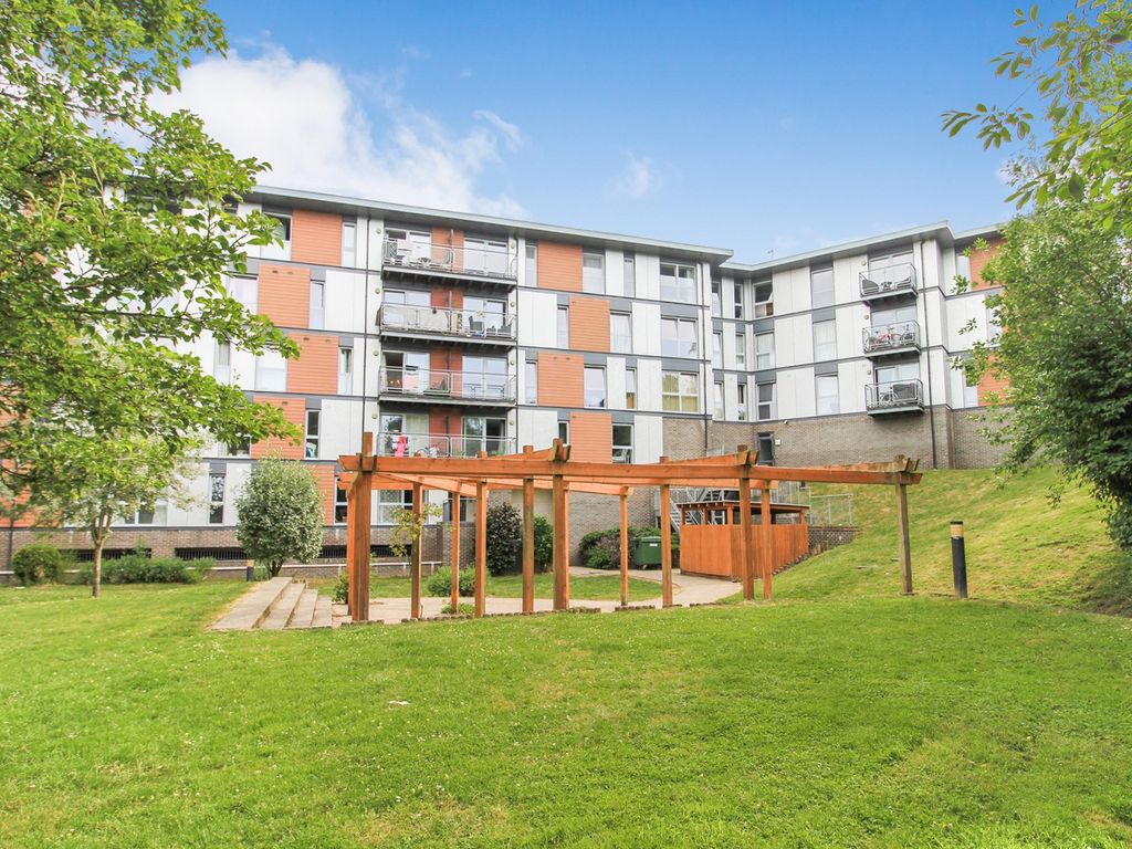 2 bed flat for sale in Commonwealth Drive, Crawley, West Sussex. RH10