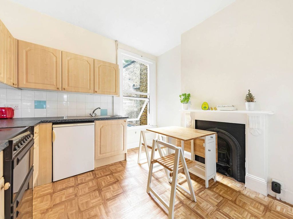 Studio to rent in Elms Crescent, Abbeville Village, London SW4, £1,365