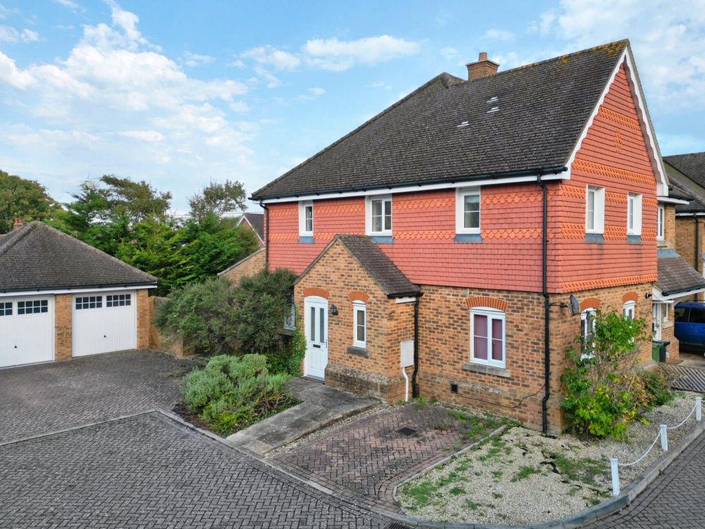 3 bed semidetached house for sale in Marlow Drive, Hailsham BN27, £