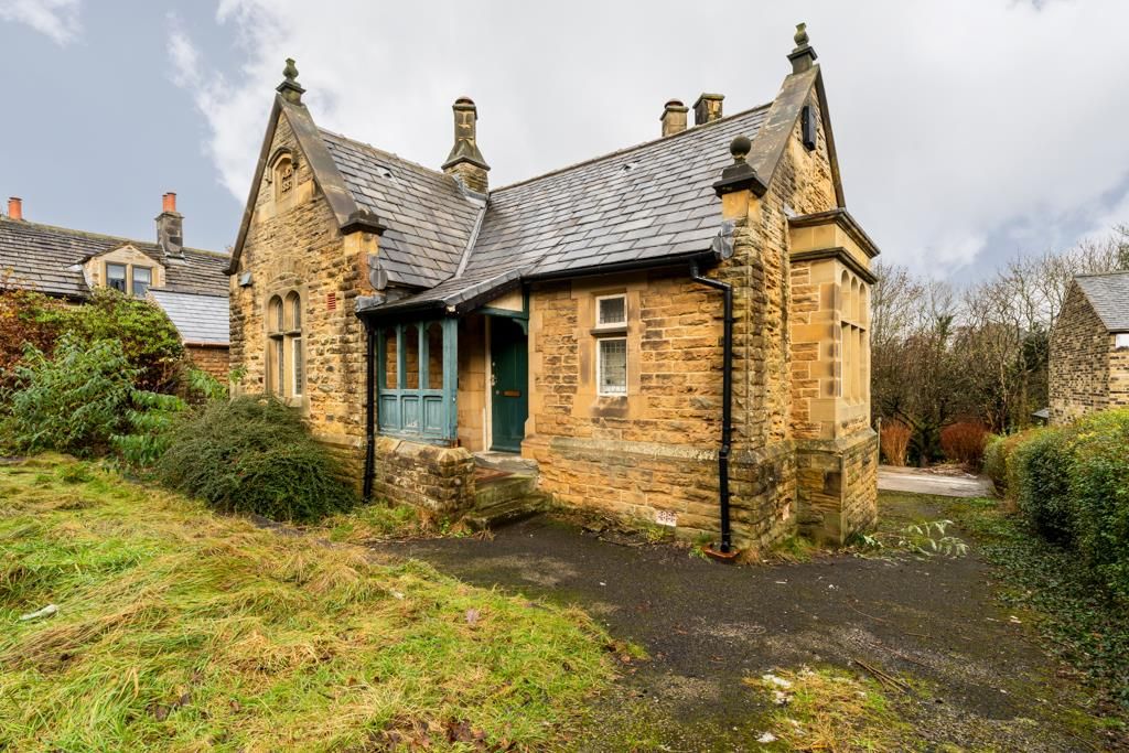2 bed detached bungalow for sale in Totley Hall Lane, Sheffield S17, £