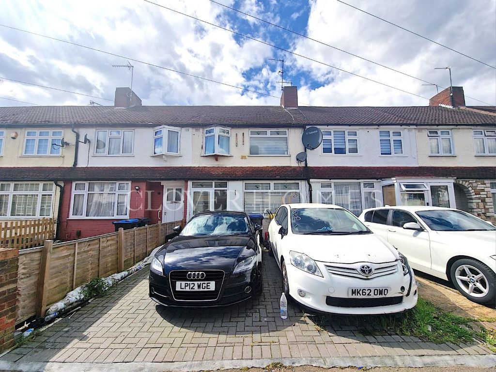 4 bed terraced house to rent in Shaw Road, Enfield EN3, £2,400 pcm Zoopla