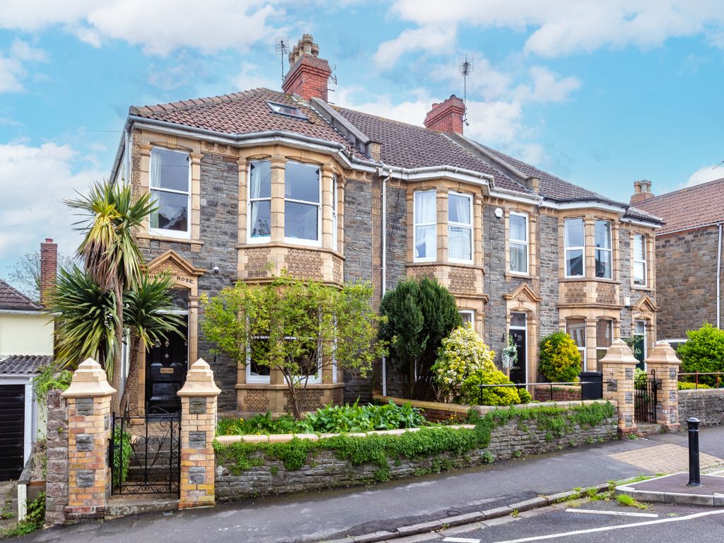 3 bed end terrace house for sale in Old Barrow Hill, Shirehampton