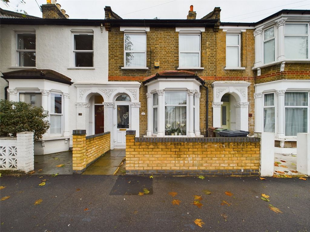 4 bed terraced house to rent in Boundary Road, Walthamstow, London E17