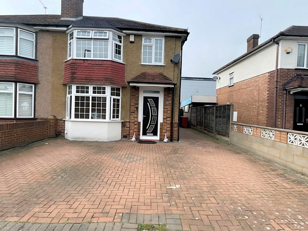 3 bed semidetached house for sale in Salisbury Avenue, Slough