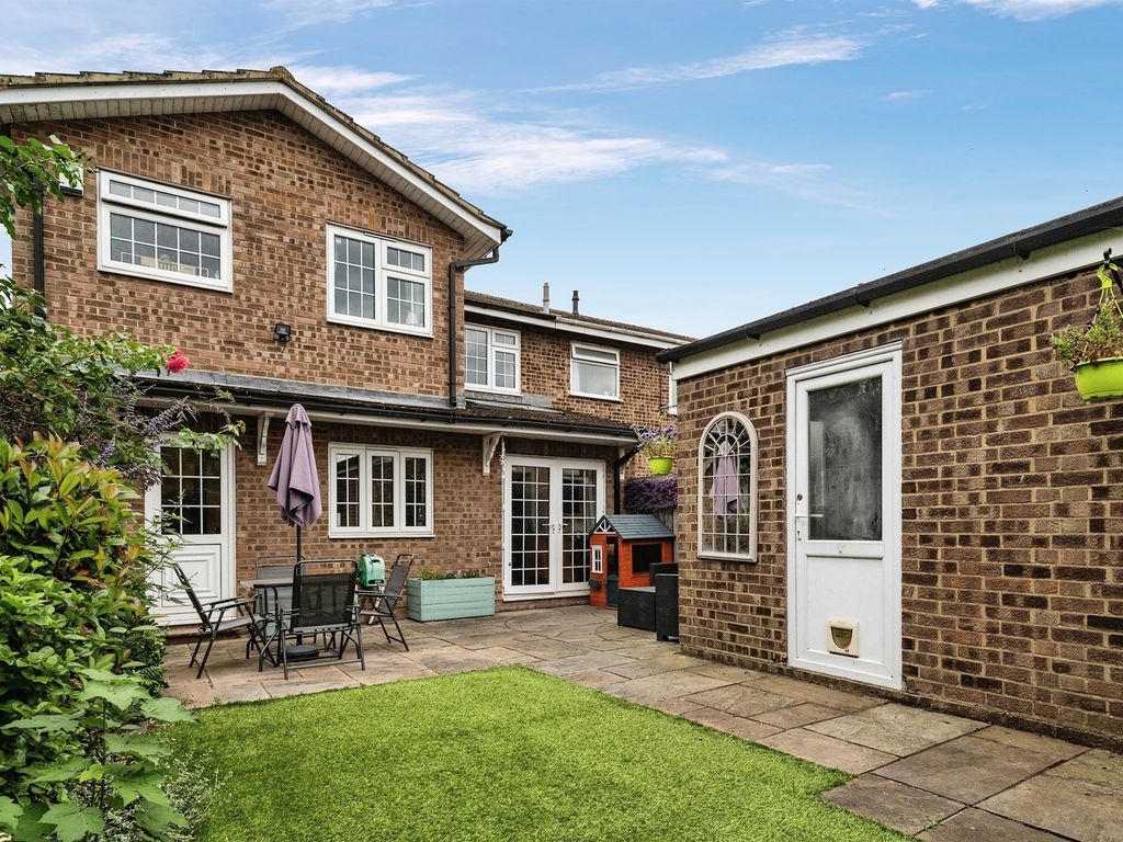 4 bed end terrace house for sale in Beechfield, Hoddesdon EN11, £