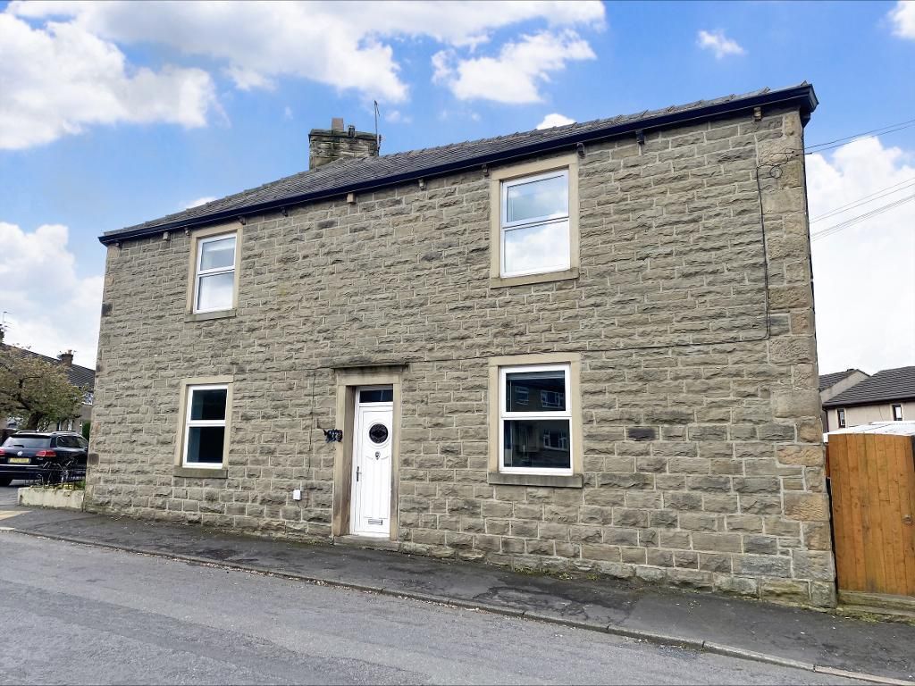 4 bed end terrace house to rent in Hayhurst Street, Clitheroe BB7, £850