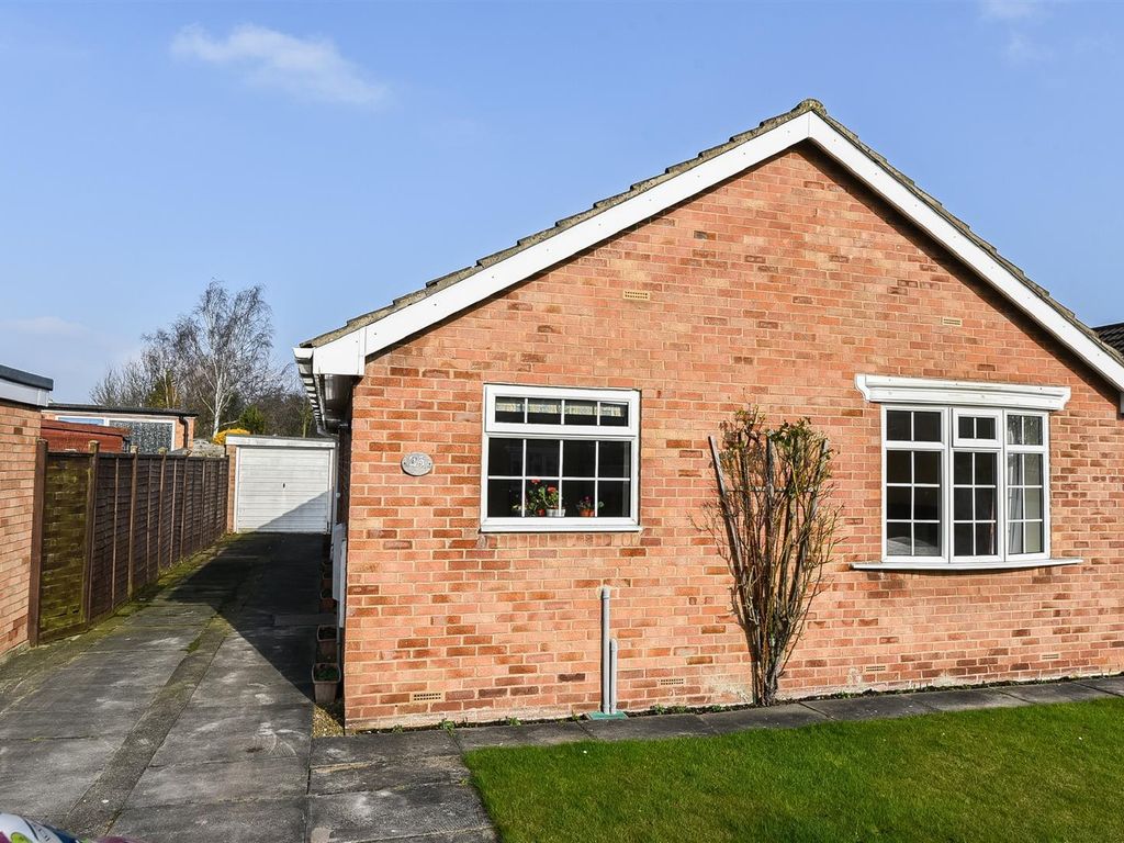 2 bed detached bungalow to rent in Barons Crescent, Copmanthorpe, York