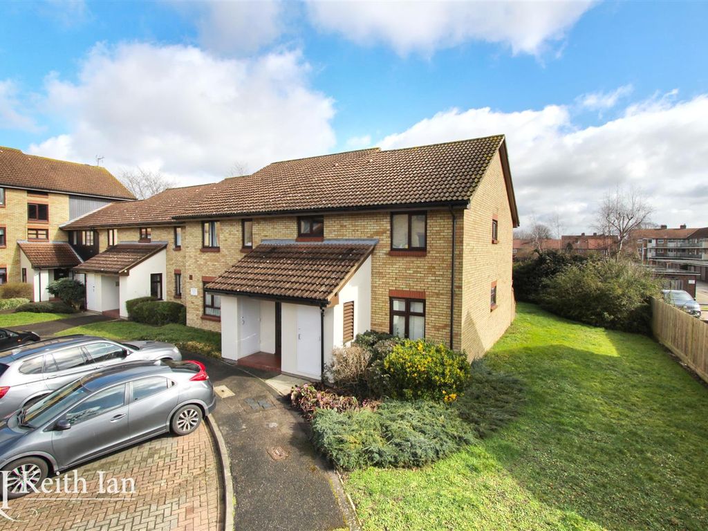 2 bed flat for sale in King Arthur Court, Cheshunt, Waltham Cross EN8