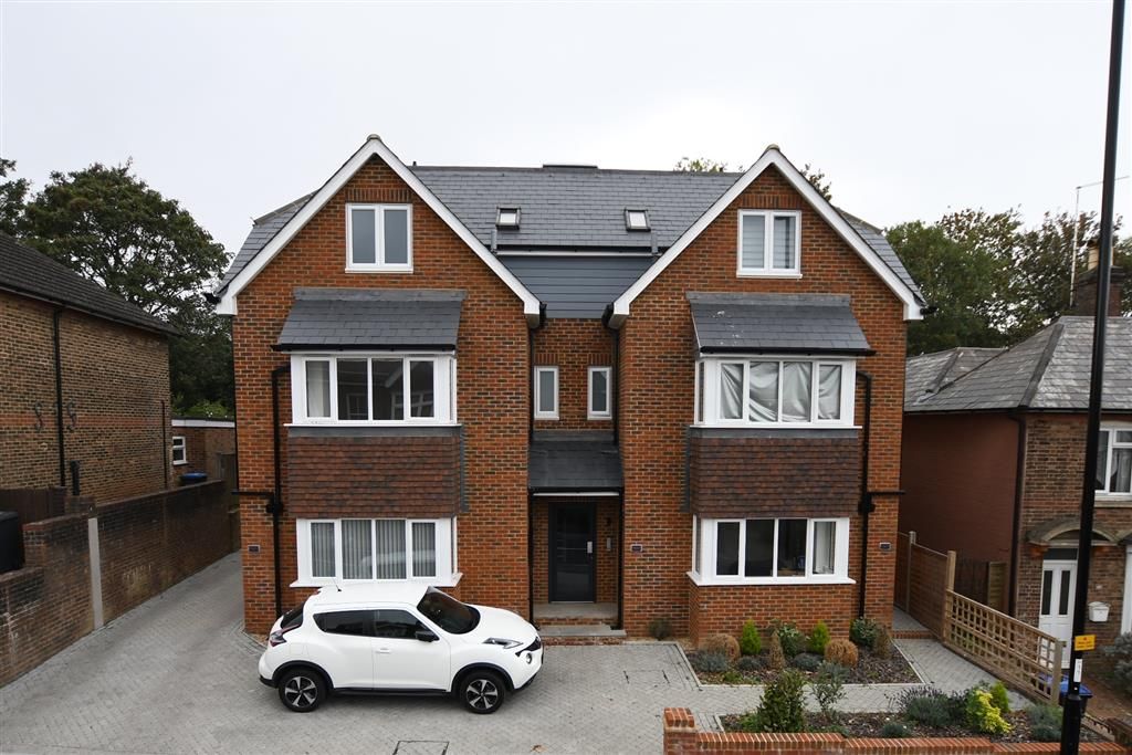 2 bed flat for sale in Junction Road, Burgess Hill, West Sussex RH15, £