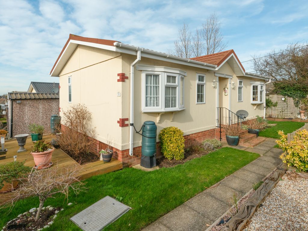 2 bed mobile/park home for sale in Applegarth Park, Seasalter Lane