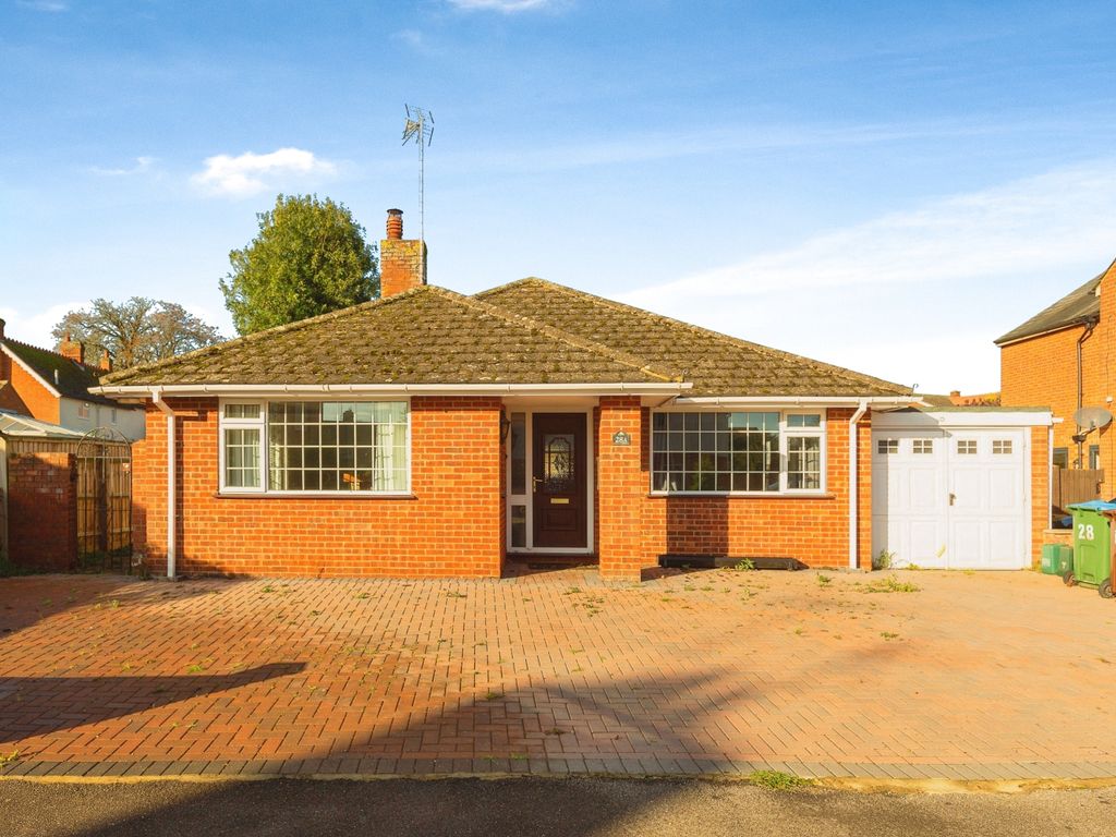 2 bed bungalow for sale in Baker Street, Waddesdon, Aylesbury HP18, £