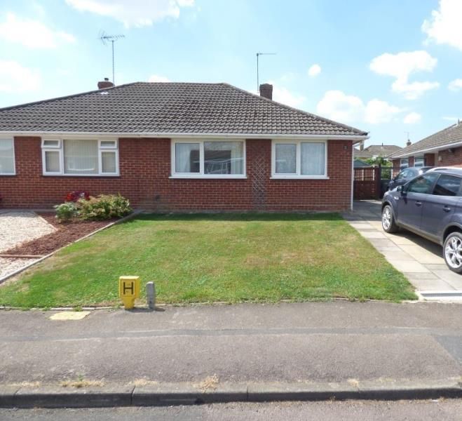 2 bed bungalow to rent in Denham Close, Tuffley, Gloucester GL4, £895