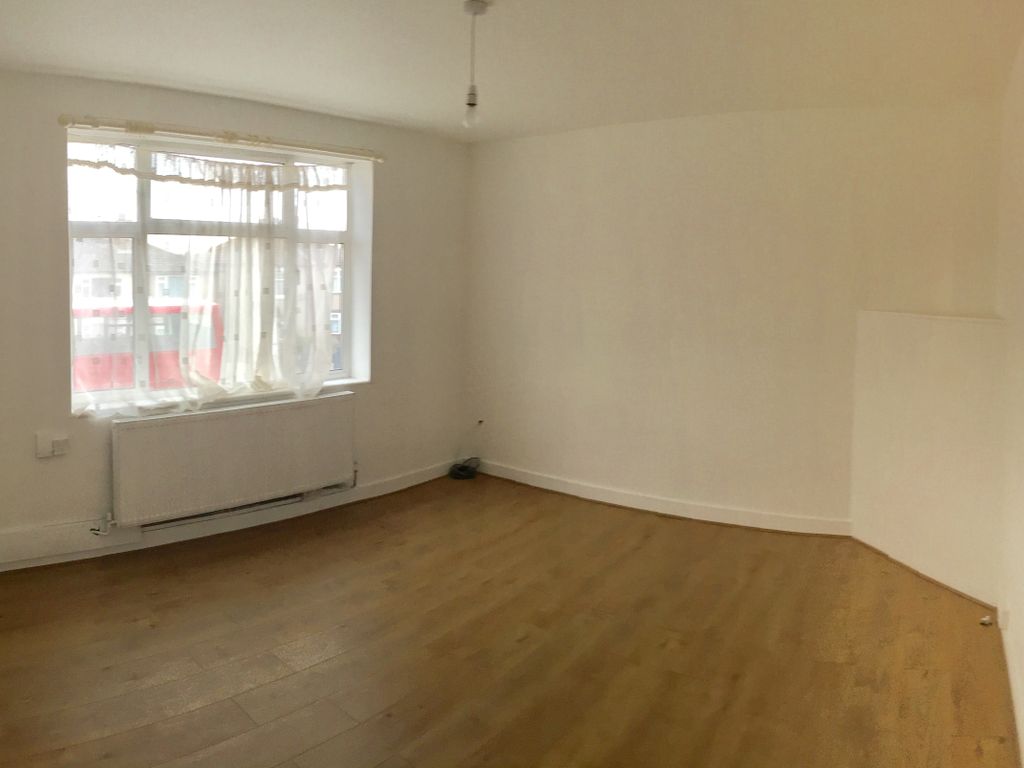 2 bed flat to rent in Whalebone Lane South, Chadwell Heath RM8 Zoopla