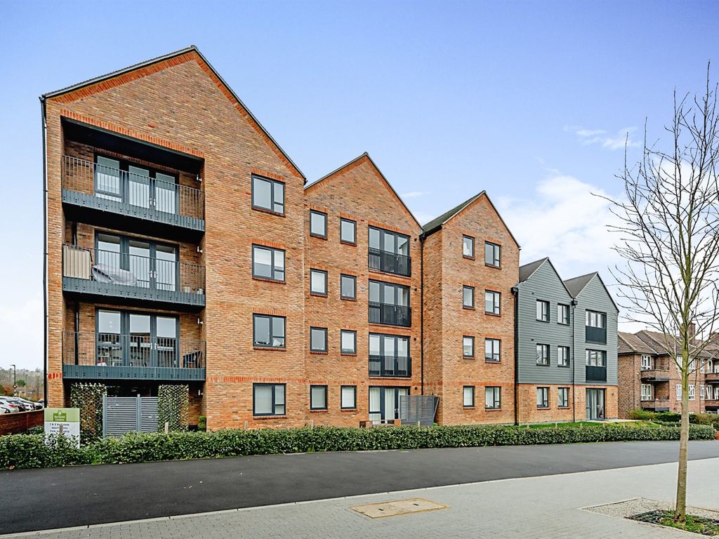 2 bed flat for sale in Nailsworth Crescent, Merstham, Redhill RH1 Zoopla