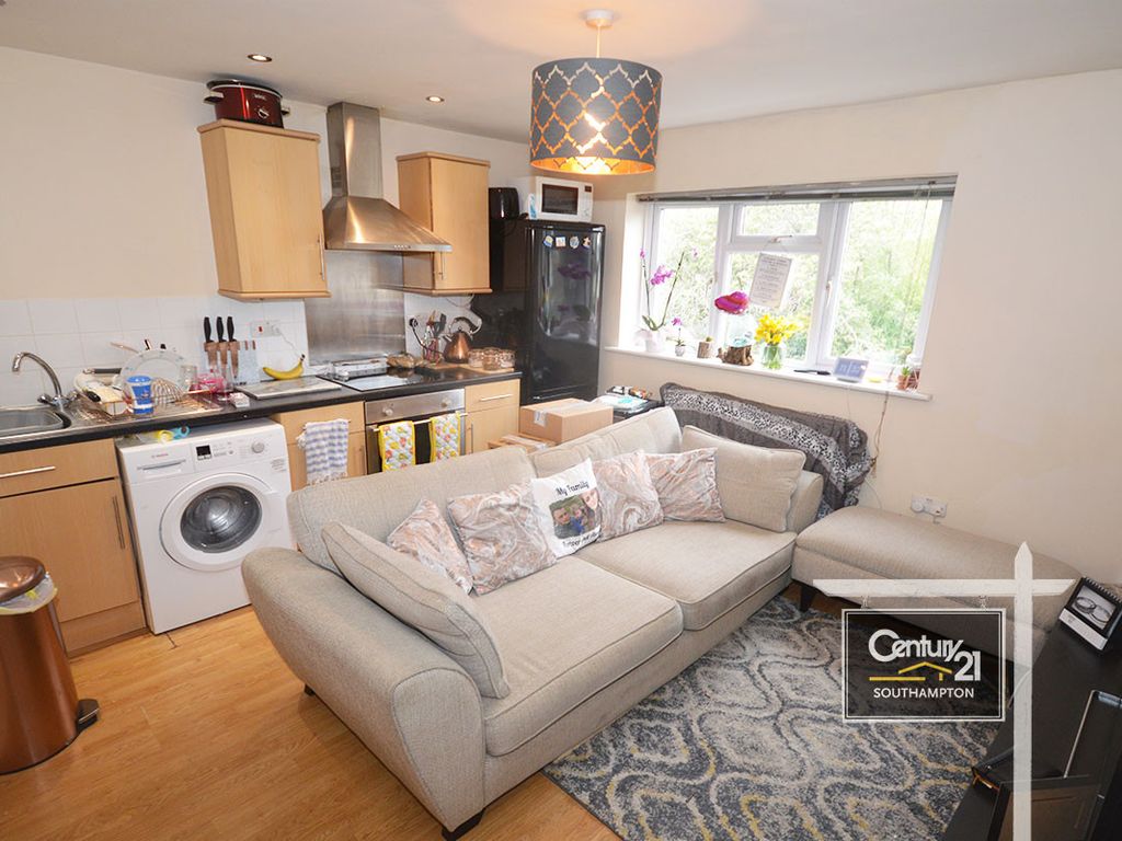 2 bed flat to rent in Bournemouth Road, Chandler's Ford, Eastleigh SO53