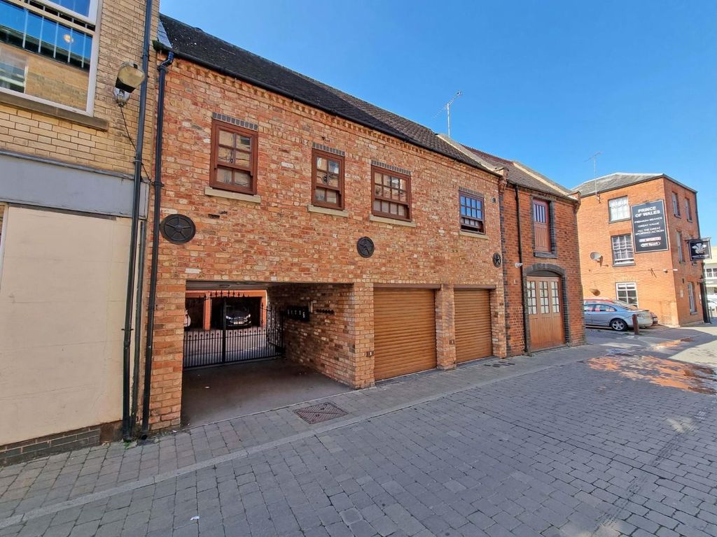 2 bed flat for sale in Drury Lane, Rugby CV21, £133,000 Zoopla