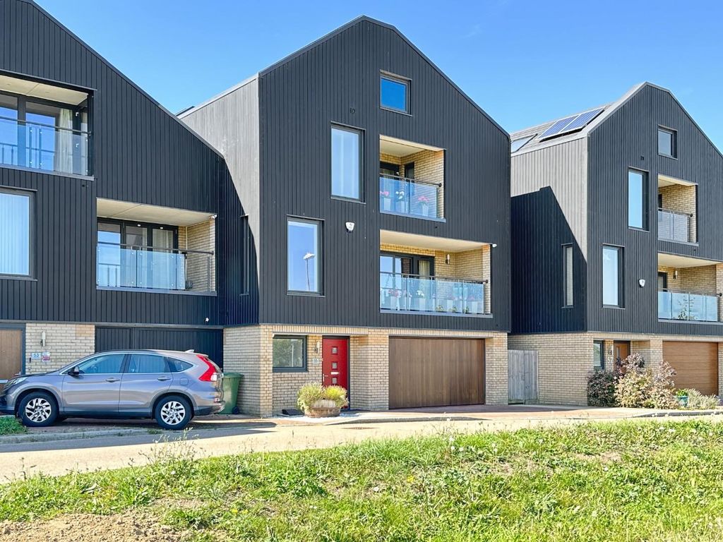 6 bed linkdetached house for sale in Southwell Drive, Trumpington