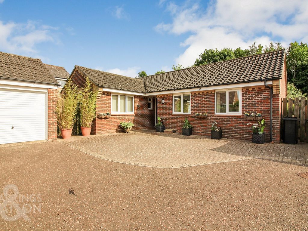 3 bed detached bungalow for sale in Cleves Way, Costessey, Norwich NR8
