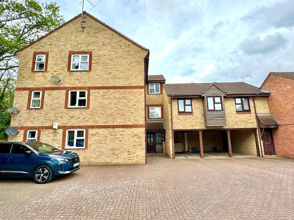 2 bed flat for sale in Wood Green, Basildon SS13, £160,000 Zoopla