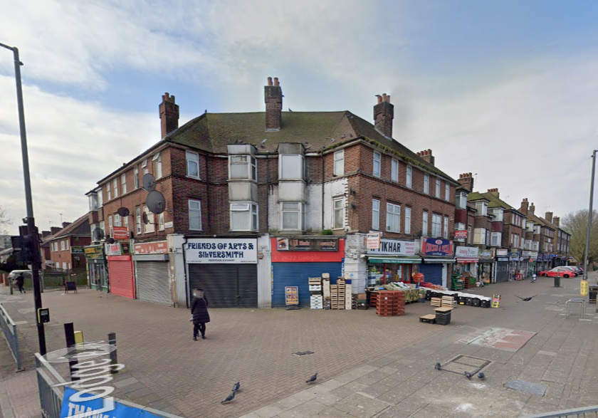 4 bed flat to rent in Lodge Avenue, Dagenham, Essex RM8, £2,300 pcm