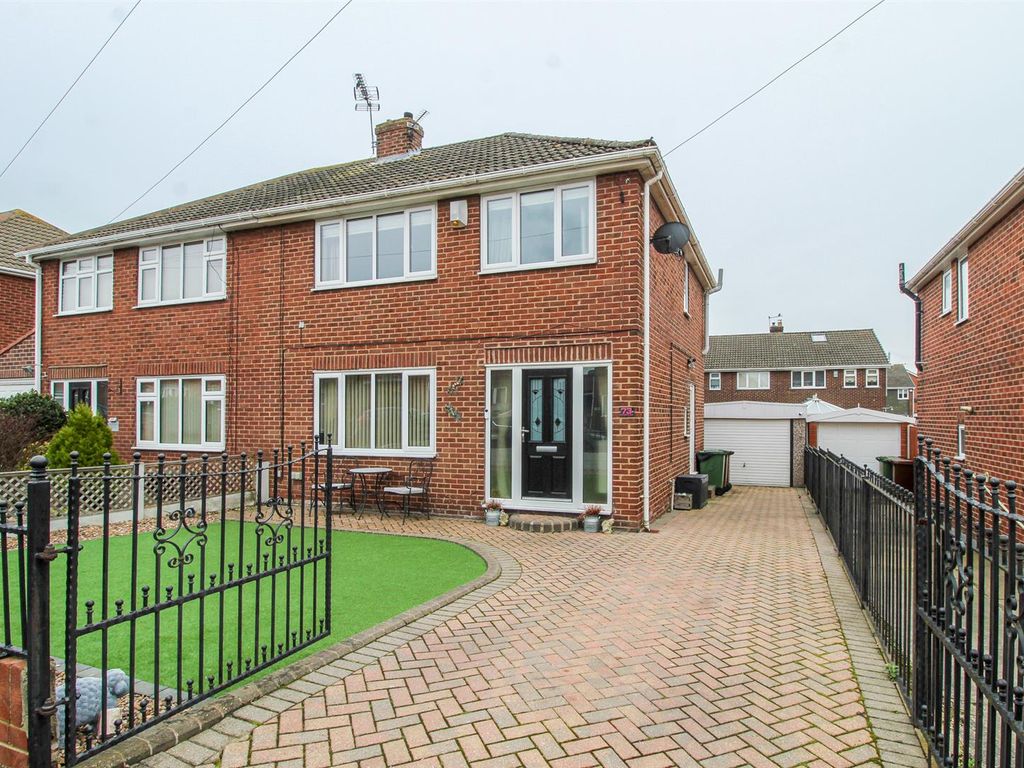 3 bed semidetached house for sale in Bedford Close, Featherstone