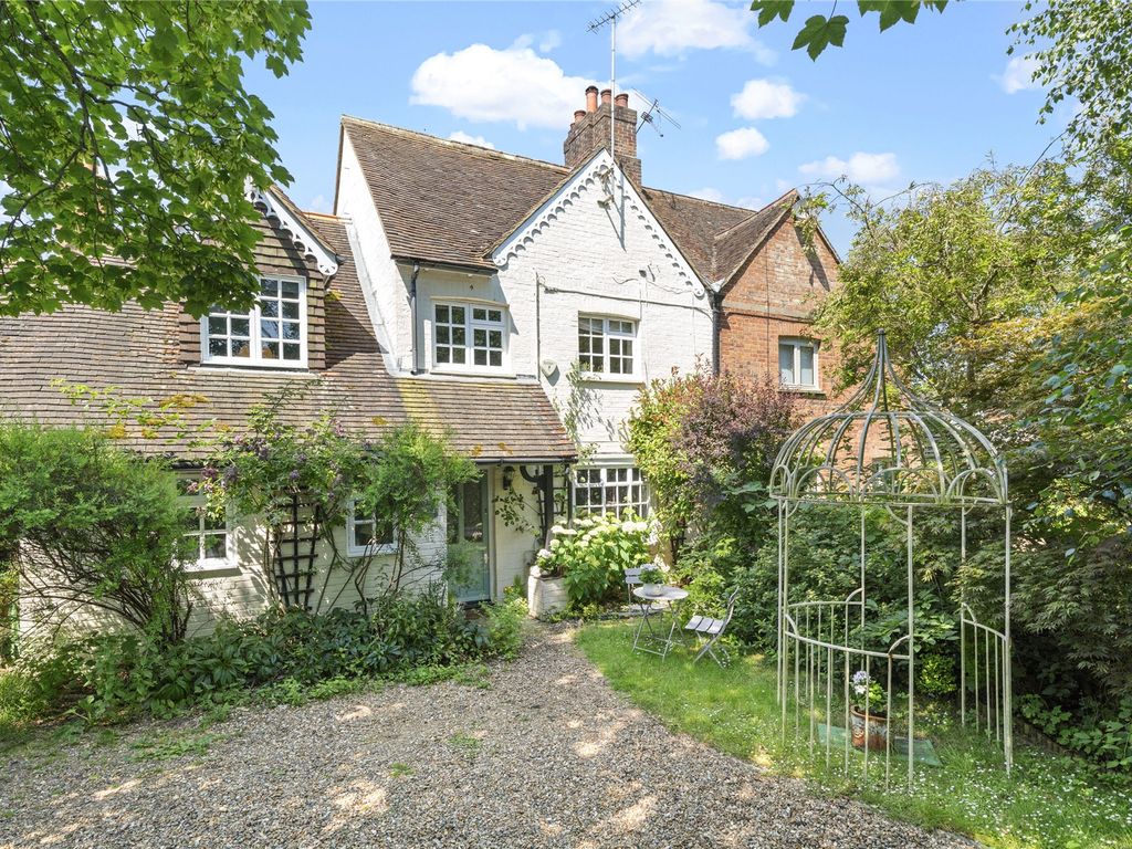 4 bed semidetached house for sale in The Gardens, Old Lane, Cobham