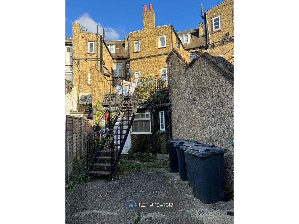 1 bed flat to rent in Bellegrove Road, Welling DA16, £1,300 pcm Zoopla