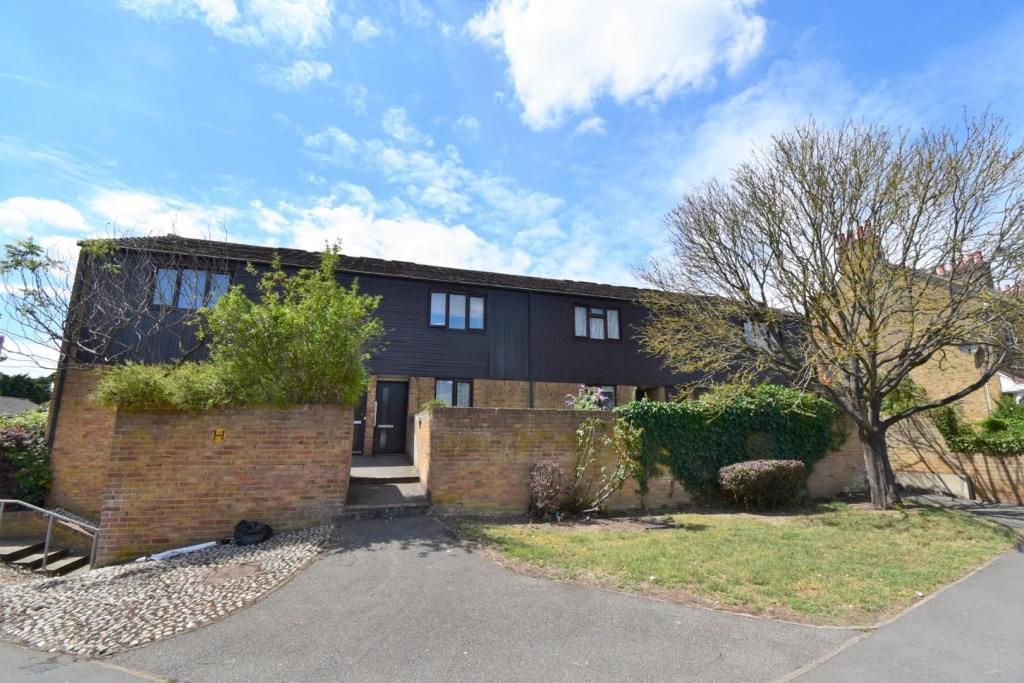 1 bed flat to rent in Whitehall Road, Uxbridge UB8, £1,450 pcm Zoopla