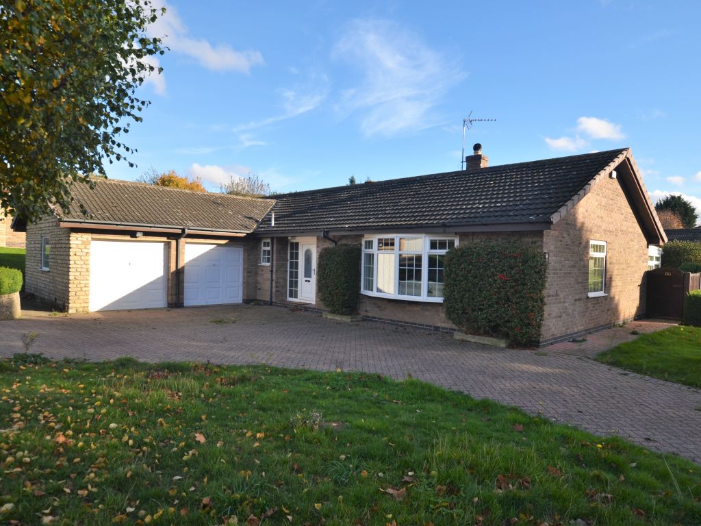 2 bed detached bungalow for sale in Eastwood Drive, Grantham NG31, £