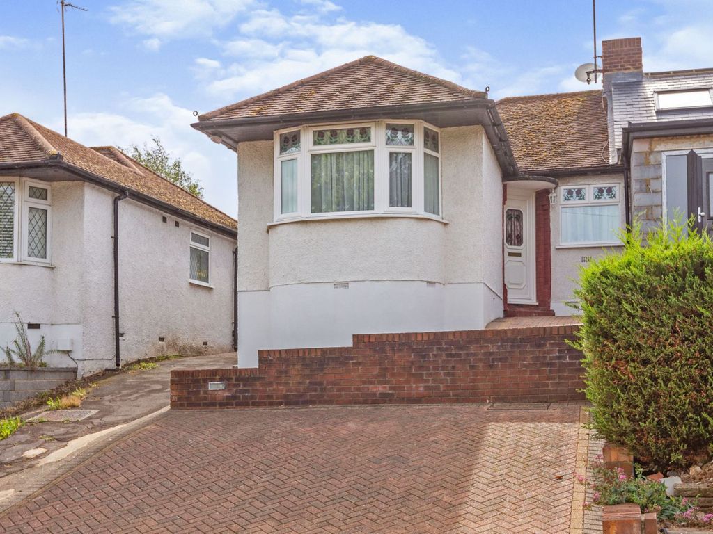 2 bed semidetached bungalow for sale in Rushdene Avenue, EN4