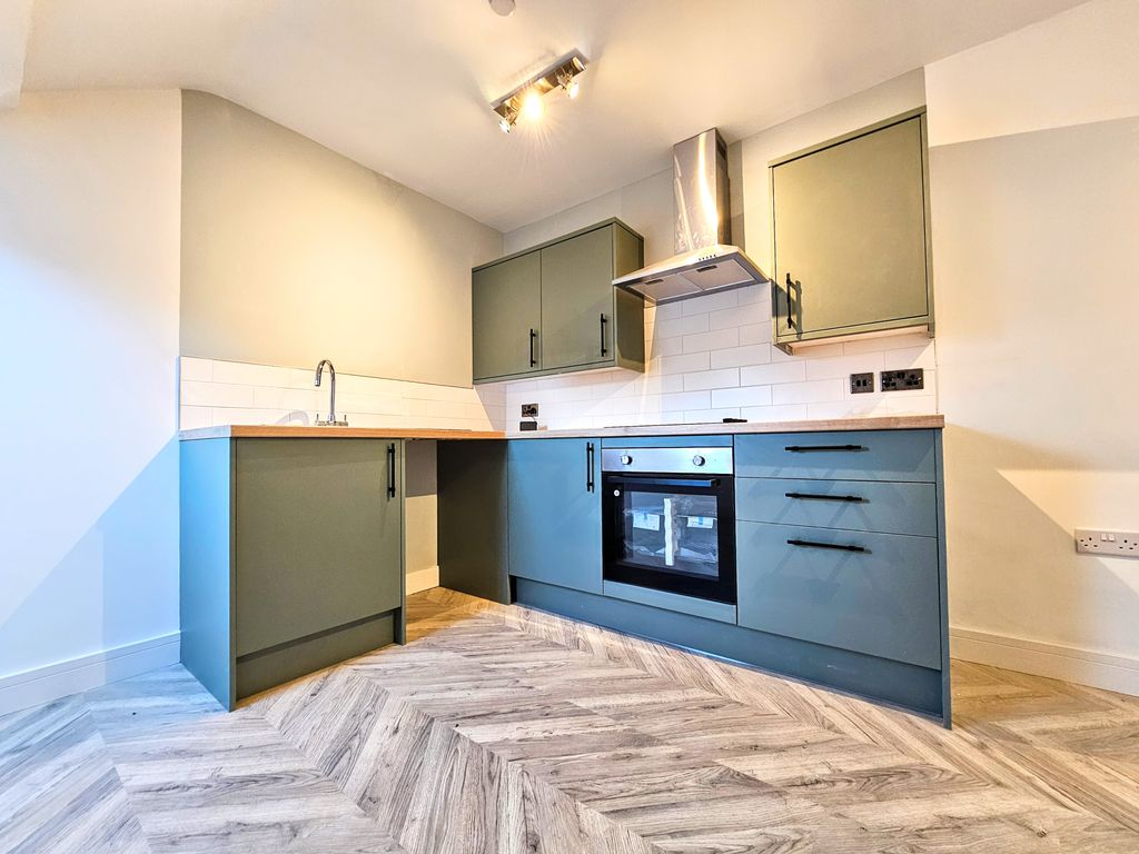 1 bed flat to rent in Main Road, Llantwit Fardre, Pontypridd CF38, £800