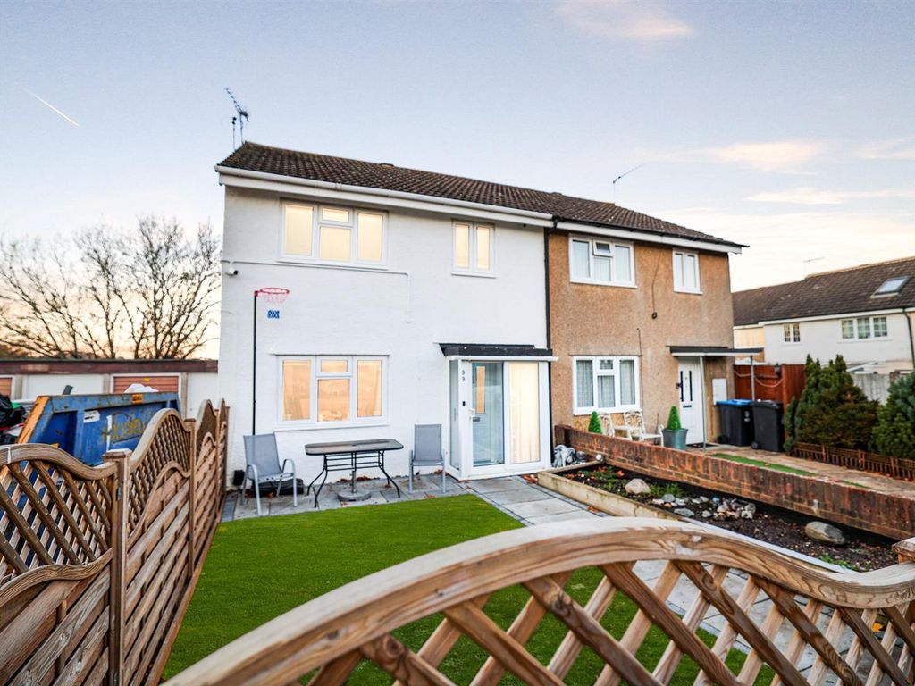 3 bed semidetached house for sale in Wootton Drive, Hemel Hempstead