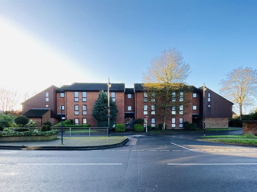 3 bed flat to rent in Laleham Road, Shepperton TW17, £1,600 pcm Zoopla