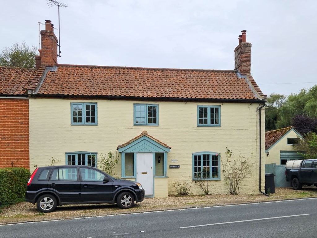 3 bed semidetached house for sale in Swanhaven, Fakenham Road, East